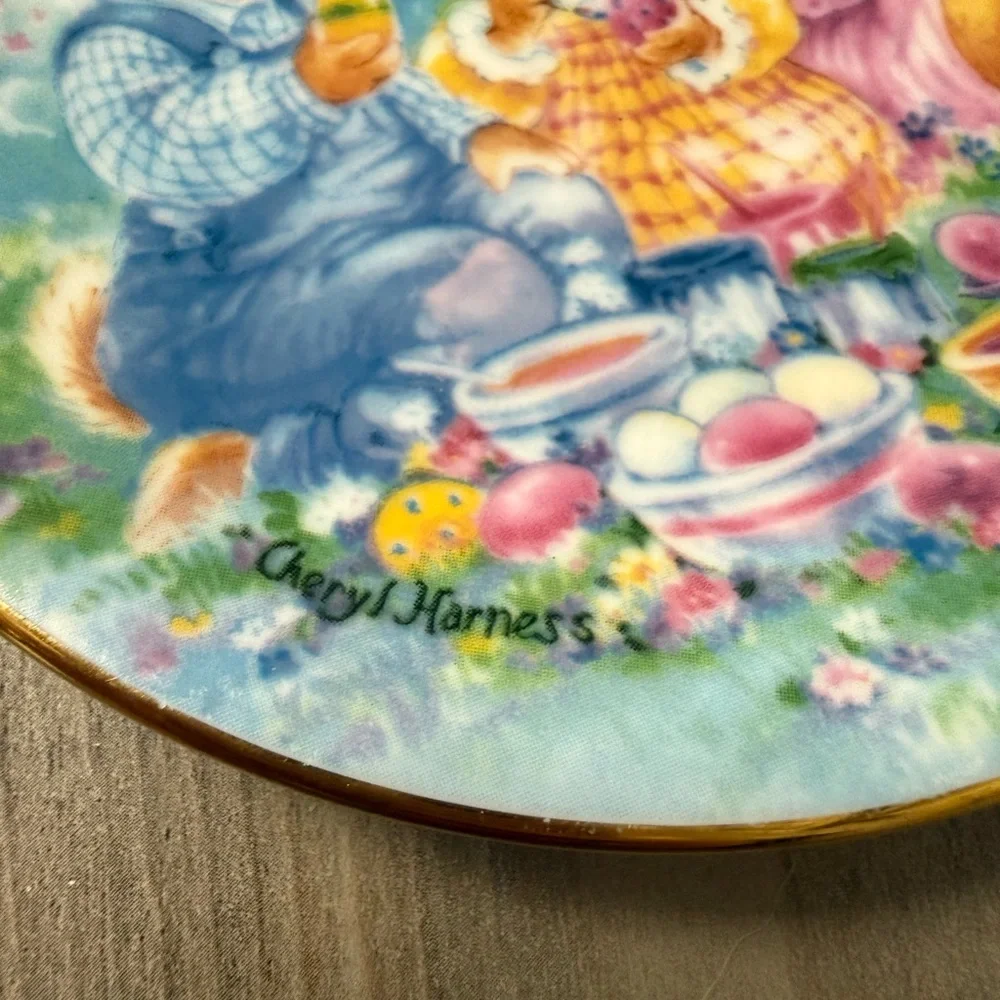 VTG Avon Colorful Moments 1992 Easter Bunny Plate with Gold Trim